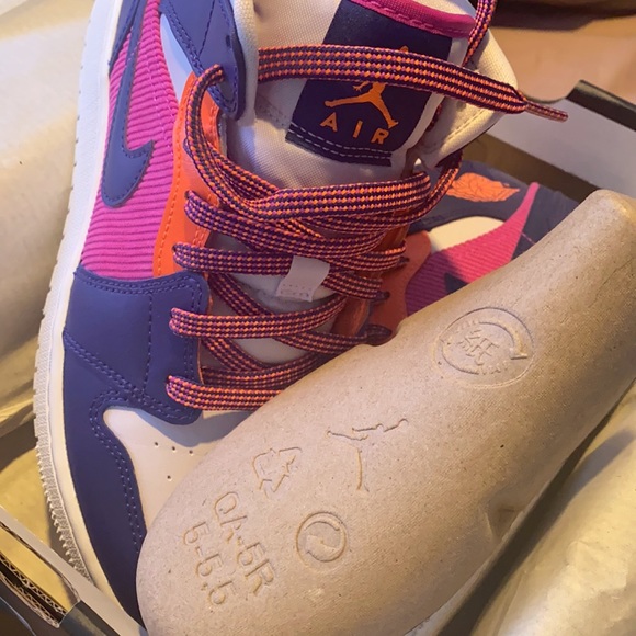 Air Jordan 1 Mid shoes - Picture 5 of 6